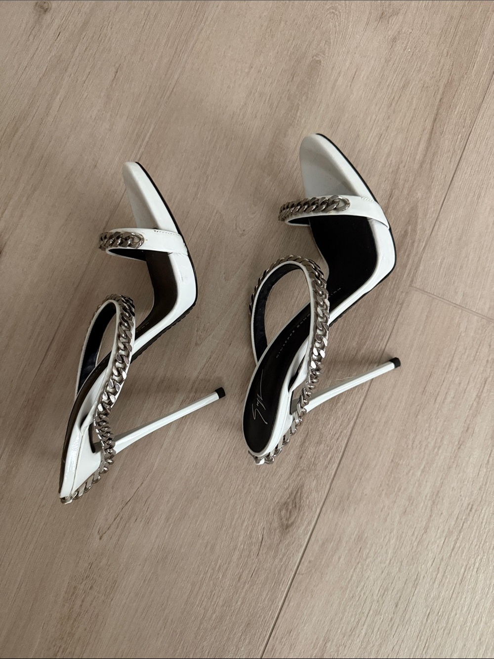 Giuseppe Zanotti White Slide Sandals with Silver Chain Trim - Picture 3 of 4